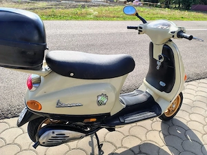 Scuter Vespa de 49 cc 