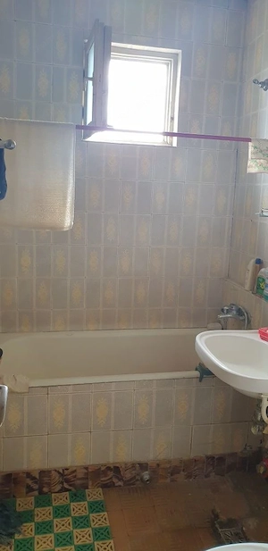 Vand apartament 3 camere zona Favorit Dr.Taberei 90000Euro negocibil 10 10 necesita renovare - imagine 3