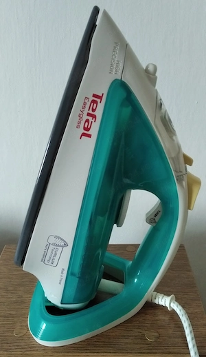 Vând fier de călcat Tefal EasyGliss