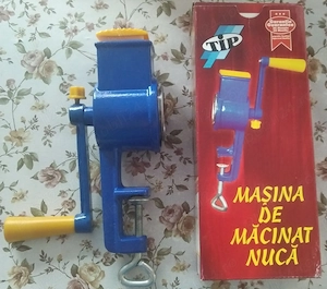 Vând mașină de măcinat nucă