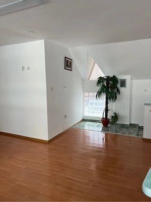 Vând imobil, central, compus din 3 spații comerciale la parter și un apartament cu 3 camere la etaj. - imagine 7