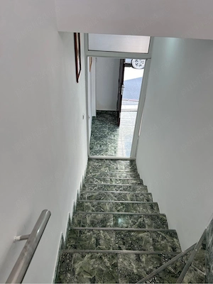 Vând imobil, central, compus din 3 spații comerciale la parter și un apartament cu 3 camere la etaj. - imagine 5