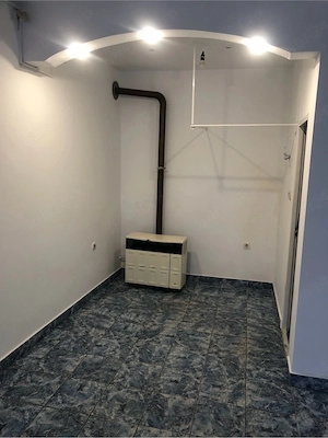 Vând imobil, central, compus din 3 spații comerciale la parter și un apartament cu 3 camere la etaj. - imagine 10