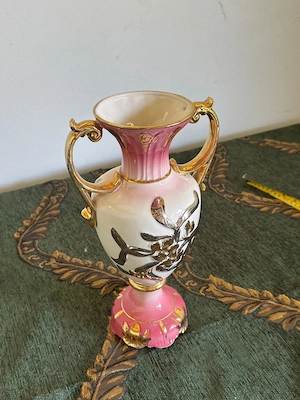 .Vază porțelan vintage stil Vieux Paris, alb-roz cu mânere aurii și flori reliefate