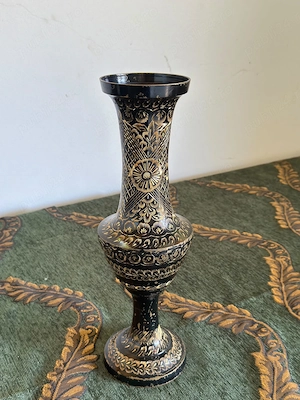 .Vază vintage din metal negru cu gravuri aurii   stil oriental 
