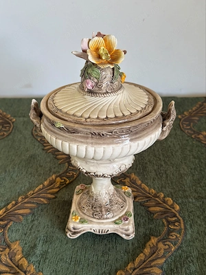 Cupă bomboanieră cu capac, stil Capodimonte, flori de porțelan aplicate manual 