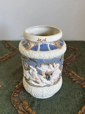 Vas vază porțelan stil Capodimonte, decor în relief cu îngerași