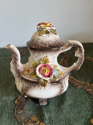 . Ceainică decorativă vintage stil Capodimonte, cu flori de porțelan aplicate manual 