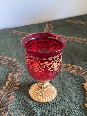 Vând pocal   pahar decorativ de colecție, realizat în stil clasic venetian. Piesa îmbină eleganța st