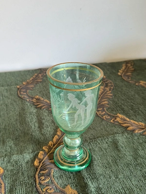 Pahar cupă sticlă suflată manual, gravură figurativă, bandă aurie, stil vintage 