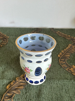 .Vază vintage din cristal de Boemia, decor albastru cobalt și motive florale 