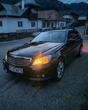 Mercedes-Benz E-Class   Full Black   Aspect impecabil   Se prezintă foarte bine - imagine 3