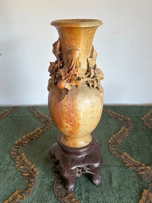 Vază vintage din piatră sculptată manual cu suport din lemn, decor floral în relief