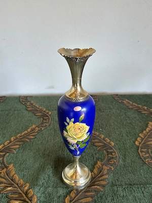 Vaz  vintage decorativă albastru cobalt cu trandafir   metal și porțelan 