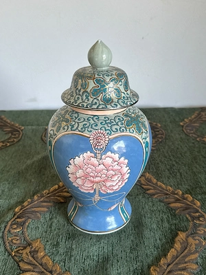 Vas ginger jar din porțelan chinezesc, decor bujori pe fond albastru, cu capac 