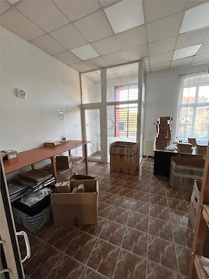 Spatiu comercial - zona linistita - aer conditionat  - 4 camere - 80 mp - imagine 4