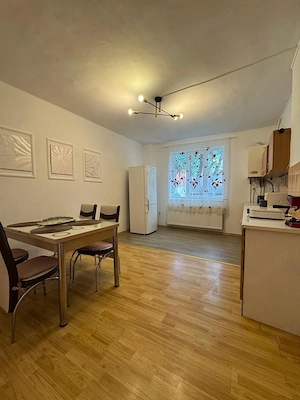 Apartament cu intrare separata, parter, curte si parcare - imagine 3