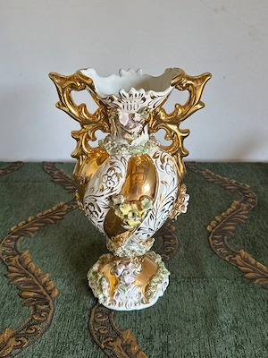 .Vază decorativă vintage din porțelan cu aplicații florale și decor auriu, stil Rococo 