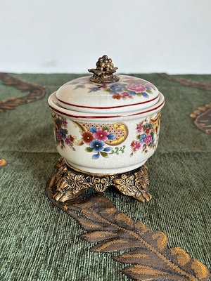 Bombonieră vintage din porțelan cu capac 