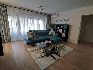 Apartament cu 3 camere, direct prorietar, complet utilat, cu un loc de parcare inclus.
