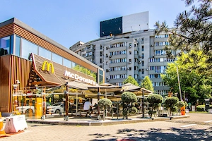 Dristor 3 camere lângă Mc Donald’s, 2 băi cu geam, decomandat, bucatarie 10 mp