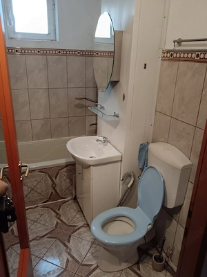 Se oferă spre închiriere apartament 2 camere, etaj 1,c.t.,termopane,ht mobilat .zona moll Carrefour  - imagine 3