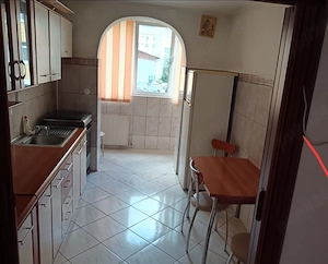 Se oferă spre închiriere apartament 2 camere, etaj 1,c.t.,termopane,ht mobilat .zona moll Carrefour  - imagine 2