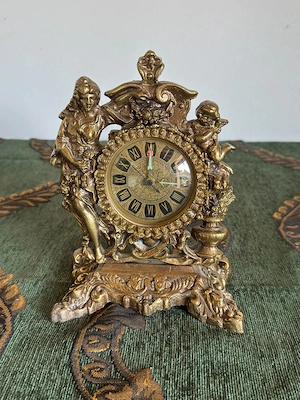 Ceas vintage de masă stil baroc, auriu, cu figurine