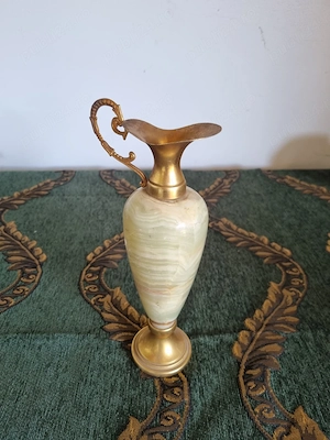 ..Carafă decorativă vintage din onix și alamă