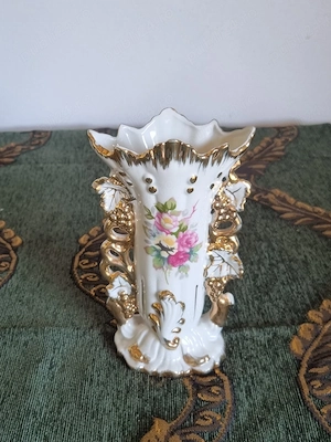 Vază vintage din porțelan, decor floral și auriu, stil rococo 