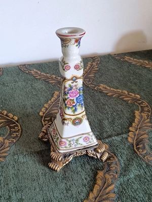 .Sfeșnic vintage din porțelan cu decor floral și bază din bronz