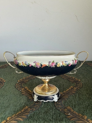 Centru de masă   fructieră vintage din porțelan cobalt cu suport metalic, decor floral și accente au