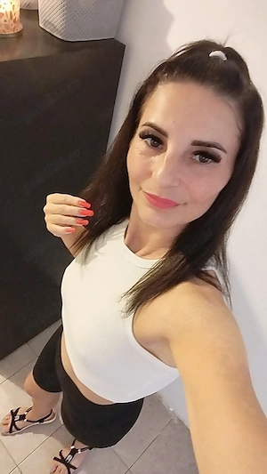 Doamna matura bruneta slim reală 100 la 100