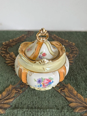 .Bombonieră vintage din porțelan cu capac