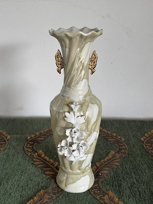 Vază vintage din porțelan marmorat cu flori aplicate în relief și mânere aurite 