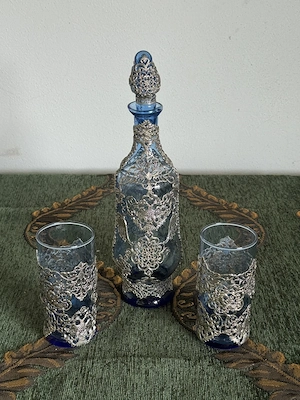 Set vintage pentru lichior din sticlă albastră cu filigran metalic