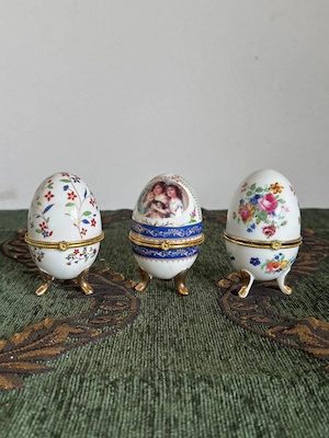 3 ouă decorative din porțelan tip Fabergé pret 100 lei bucata 