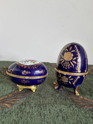 2 ouă decorative din porțelan cobalt tip Fabergé 