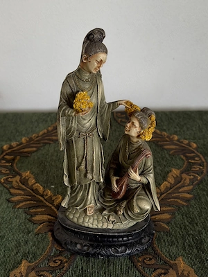 Statuetă vintage orientală cu două gheișe, rășină pictată manual 