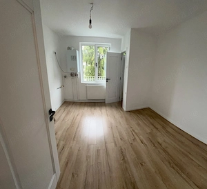Se oferă spre vânzare apartament 2 camere decomandat, etaj 3 4 , vedere bilaterală a blocului,noxa - imagine 9