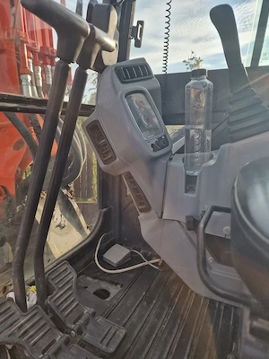 Vand sau schimb miniexcavator KUBOTA 5.4 TONE cu excavator pe senile cauciuc  de 9.10 11 tone  - imagine 5