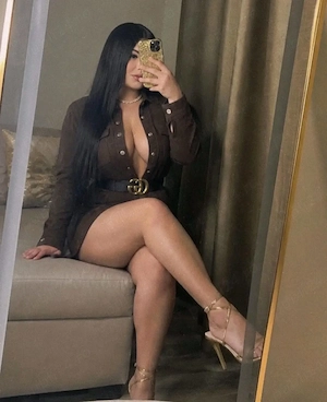 Brunetă fac si deplasări la hotel