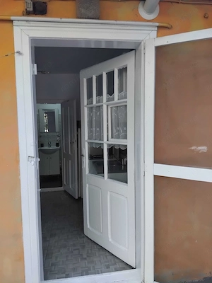 Inchiriez apartament cu o camera, baie si bucatarie utilate, curat proaspat zugravit, apartamentul e - imagine 6
