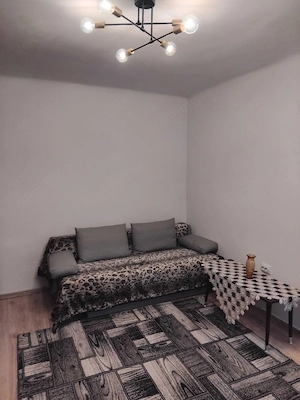 Inchiriez apartament cu o camera, baie si bucatarie utilate, curat proaspat zugravit, apartamentul e - imagine 5