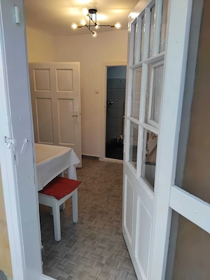Inchiriez apartament cu o camera, baie si bucatarie utilate, curat proaspat zugravit, apartamentul e - imagine 2