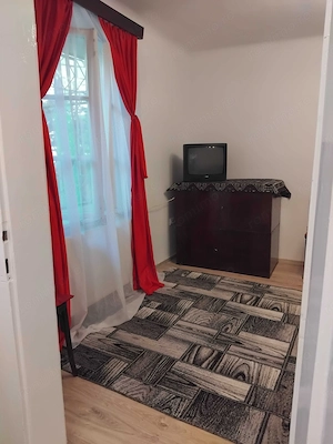 Inchiriez apartament cu o camera, baie si bucatarie utilate, curat proaspat zugravit, apartamentul e - imagine 4