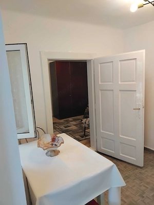 Inchiriez apartament cu o camera, baie si bucatarie utilate, curat proaspat zugravit, apartamentul e - imagine 3