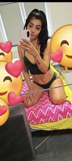 Bună mă numesc Claudia 18 ani nouă la p***