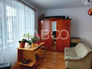 Casa si curte pretabila pentru 2 familii 980 mp teren liber Cisnadie - imagine 13