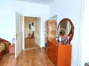 Casa si curte pretabila pentru 2 familii 980 mp teren liber Cisnadie - imagine 16